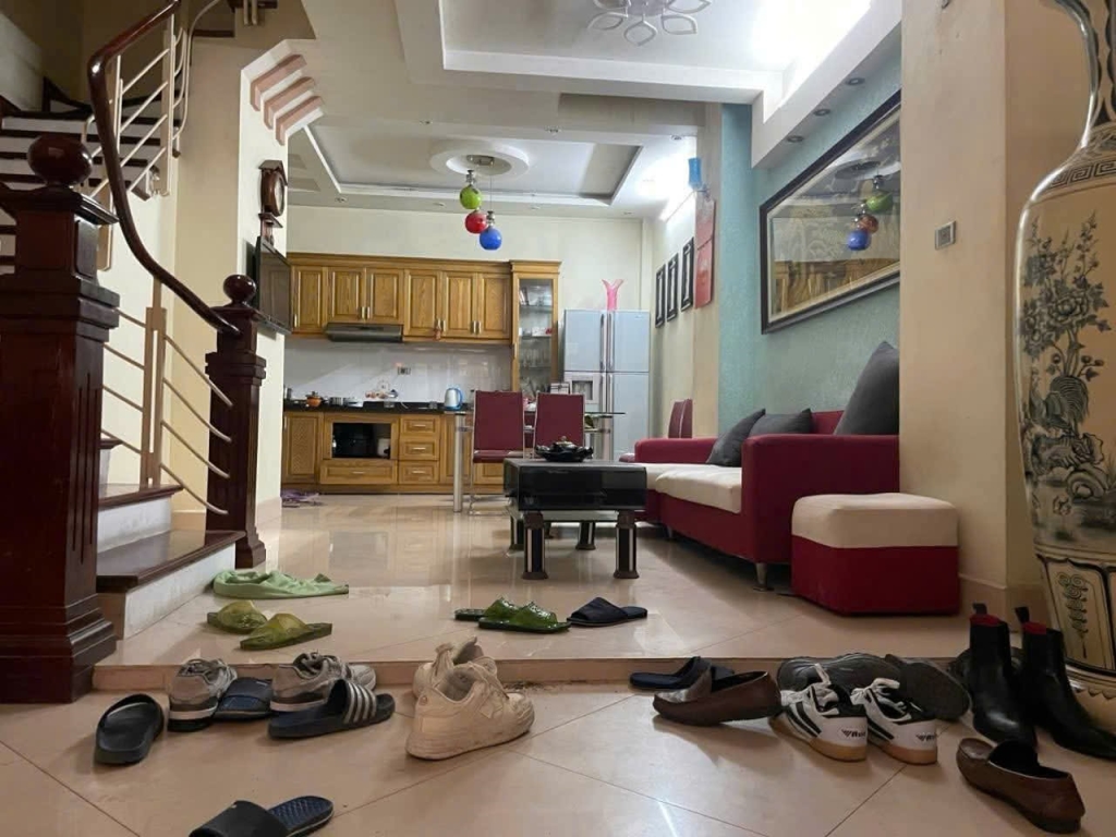 Cho thuê nhà 75m² x 5 tầng, 3 thoáng, ô tô, mặt tiền 10m, khu vực Hồ Tùng Mậu, Cầu Giấy. Giá 25 triệu/tháng.